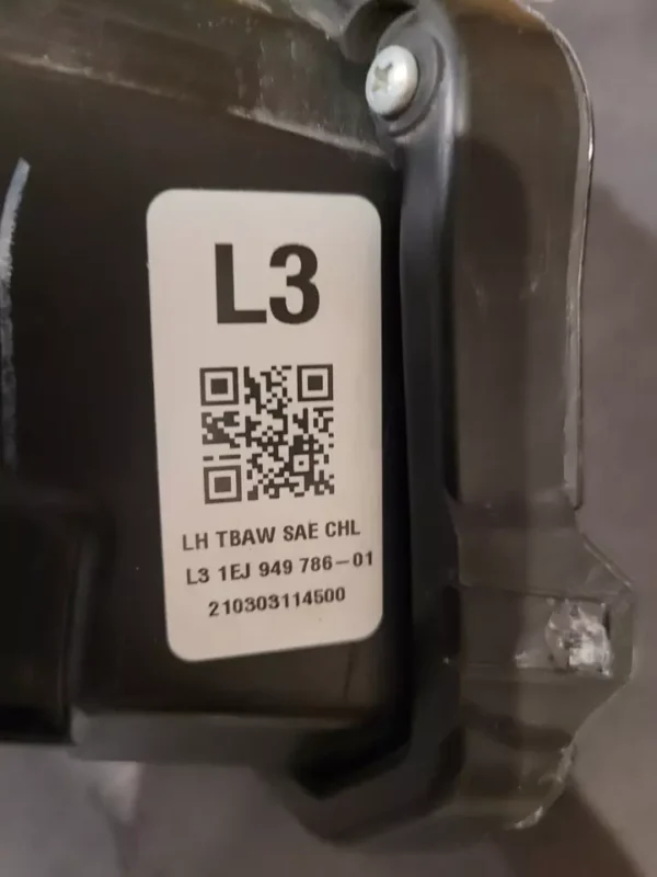 A label with the number l 3 on it.